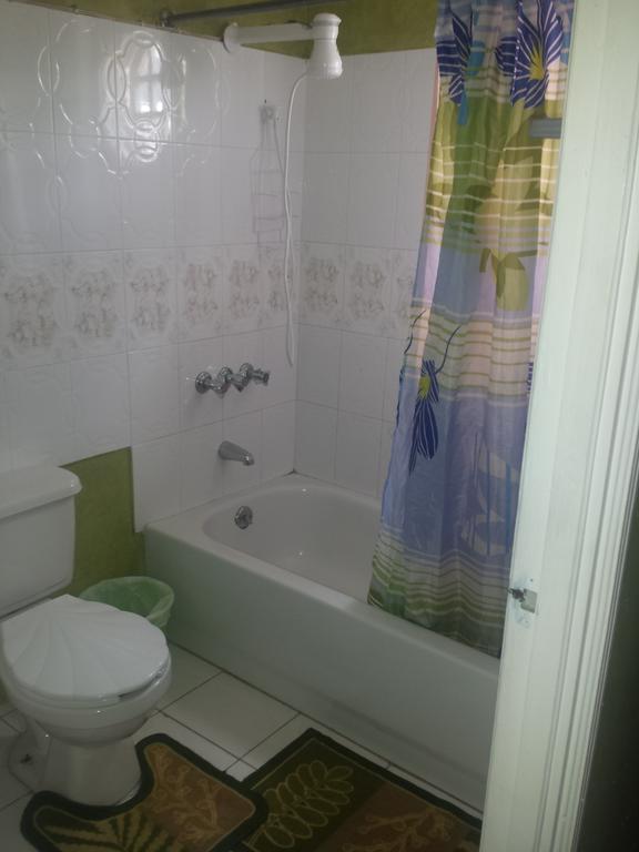 Impeccable Guest Rooms 2 Кингстон Номер фото